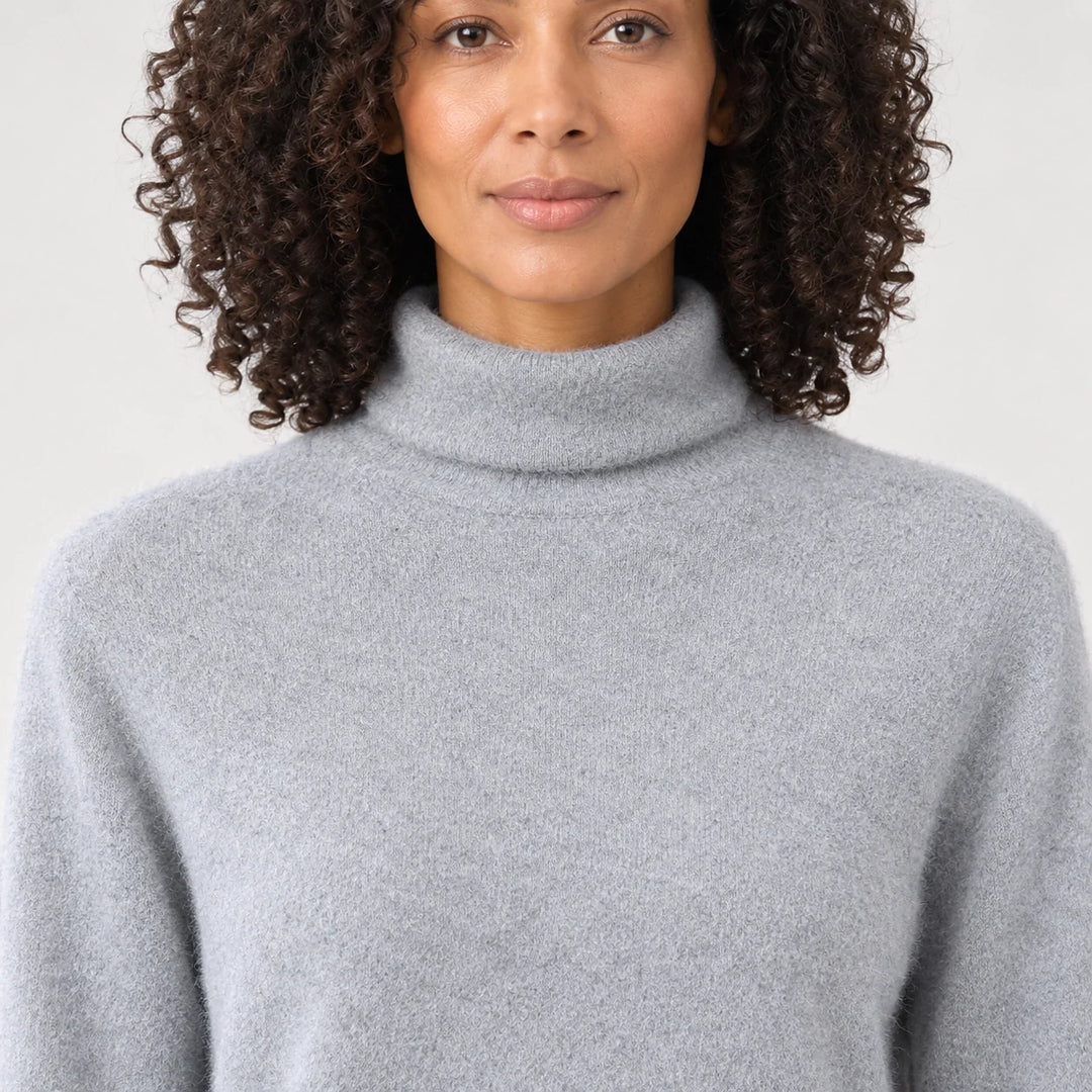 Halomi Cashmere Turtleneck Sweater — Light Gray (apparel detail)